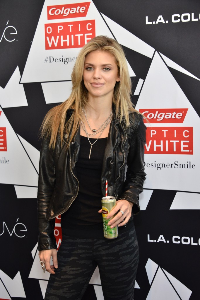 AnnaLynne McCord arrives at the Colgate Optic White Beauty Bar. Photo credits: Araya Diaz for Getty Images.