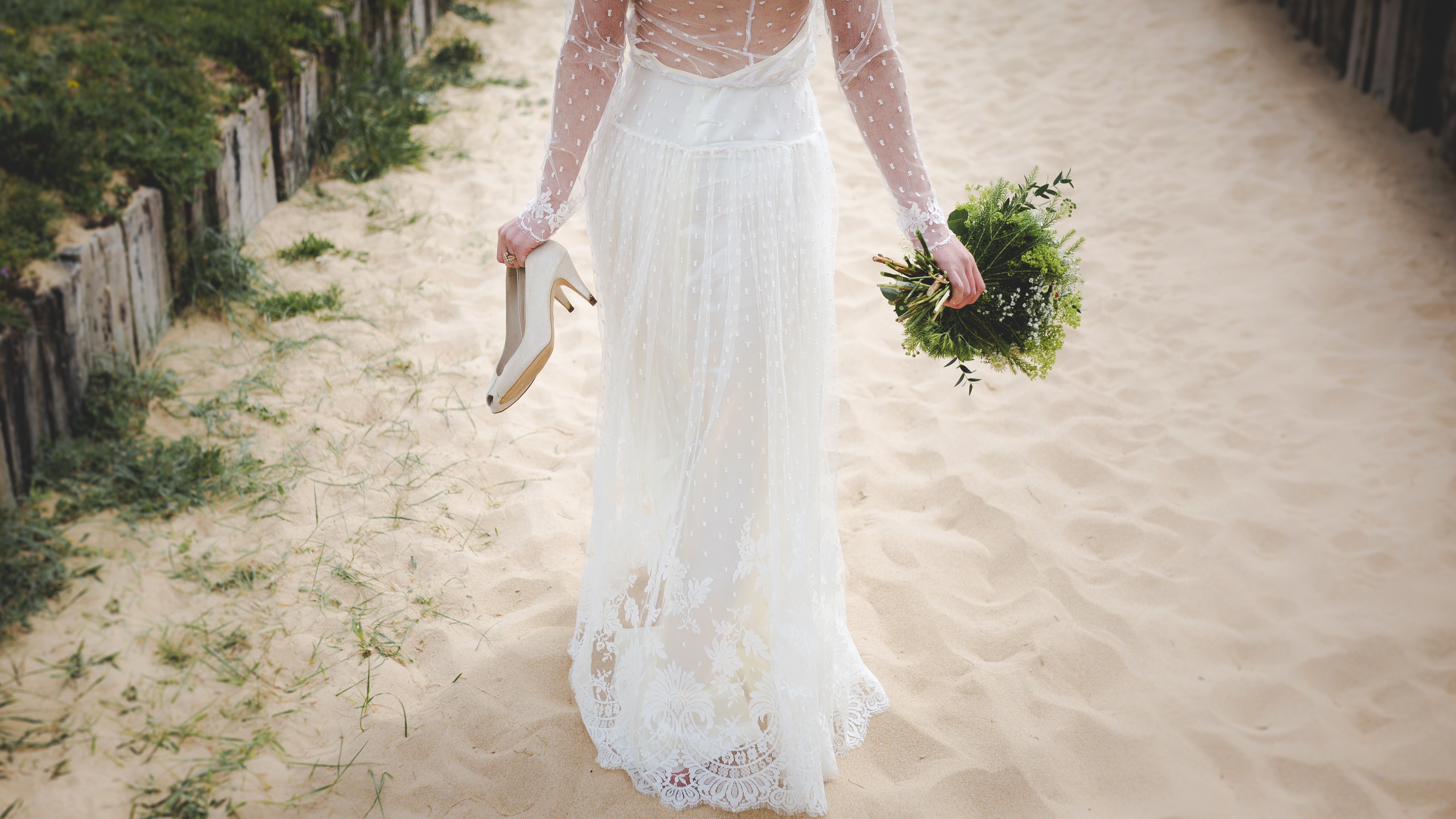 Лакшери сбежала со свадьбы. Невесты в свадебных платьях. Свадебное платье для природы. Невеста сбежала со свадьбы. Свадебное платье бохо возле море.