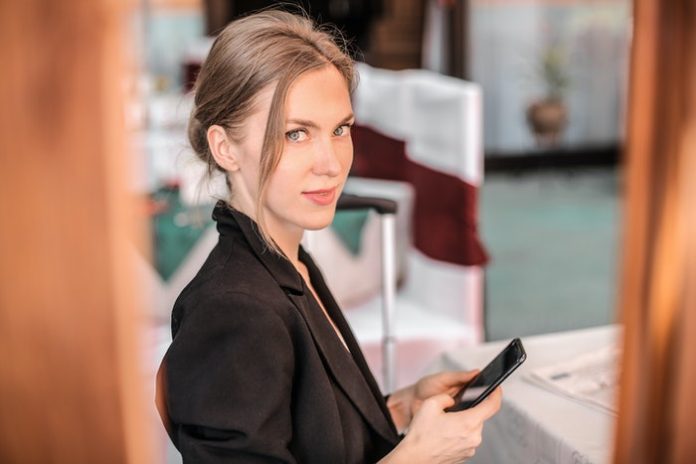 Person with digital banking platforms on phone