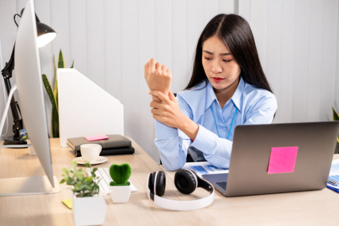 Business Person with wrist pain despite using ergonomic device