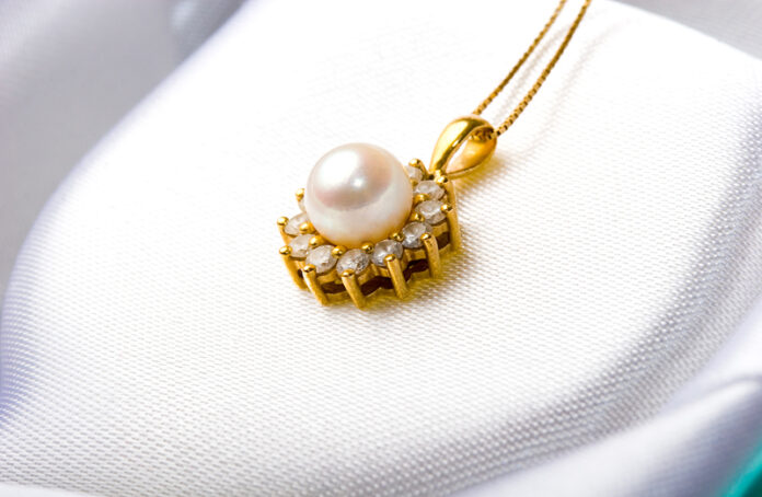 dreamstime_s_12386419 Golden Chain Necklaces on an Exhibition
