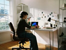 Self-employed person working from home after an injury